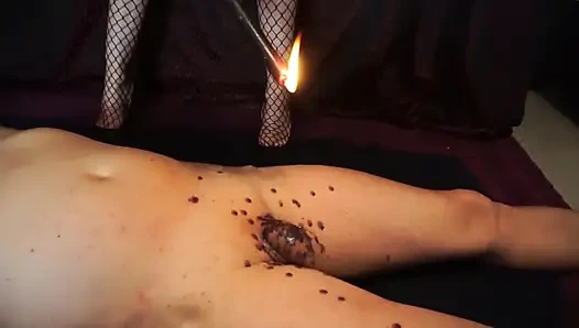 Sahibe yarağını ve vücudunu ağdayla cezalandırıyor