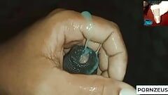 Aziatische zwarte lul extreem intens orgasme, klaarkomen in de badkamer
