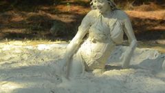 Ragazza in bikini nel fango