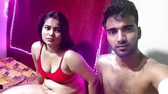 Гаряча і сексуальна зрадлива бхабхі займається сексом з другом свого чоловіка