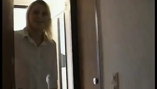 Avrupalı orta yaşlı seksi kadın ile güzel bakış açısı oral seks sahnesi