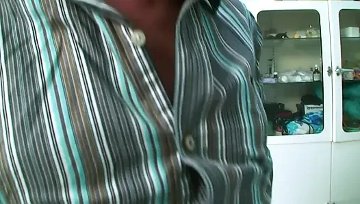 Cewek sange ini dientot habis-habisan sama dokternya di ranjang