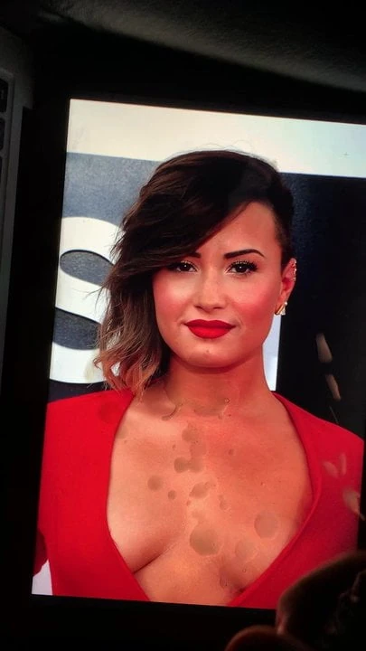Demi Lovato cumtribute