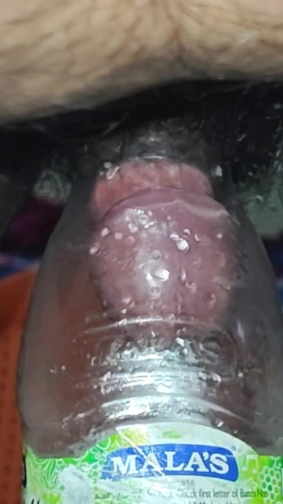 "물 보텔 구멍🫙에서 평화를 찾는 스트레이트 인도 소년"의 서사시 순간