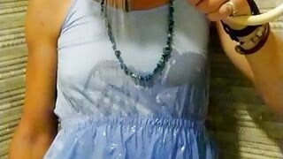 Transgirl wetlook con vestido de verano azul claro en la ducha.