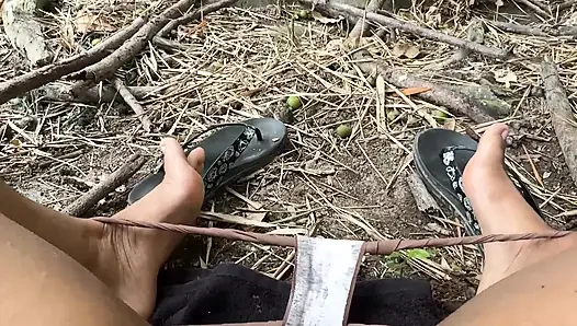 Я непослушная девочка, мне очень нравится чувствовать свои пальцы внутри моей большой влажной вагины, хехе-хе-хе.