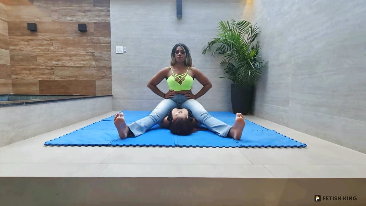 Chest Sitting - Strong Legs and Muscles Lebian Fight Girls