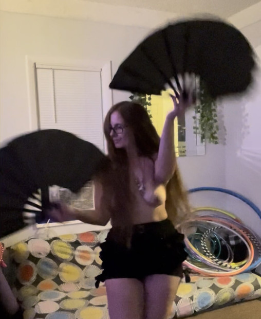 EMMA pleše bez brusa sa svojim fanovima! ONA VOLI DA JE GLEDAJU! 👀 SVRŠI I VIDI!