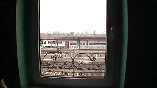 18-летняя юная сучка закопана в возбужденном трахе