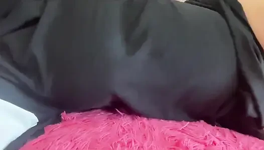 Fatma lagi asik masturbasi dengan celana dalam close up