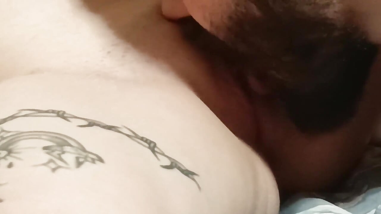 Hombre barbudo lame suavemente el coño hasta el orgasmo