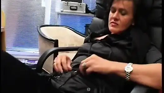 Brünette sekretärin, milf wird in pov geknallt