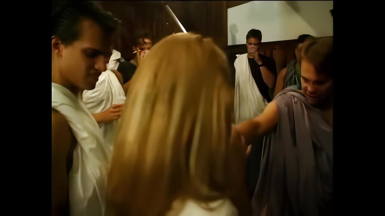 Μια νεαρή καλλονή περιτριγυρισμένη από πούτσες