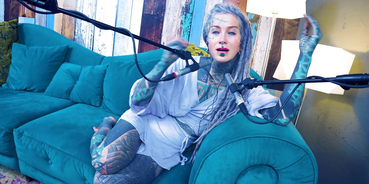 Ik praat over S - schaamte - ASMR podcast SFW praat gothic mager meisje dreadlocks tattoo-model geïnkt meisje