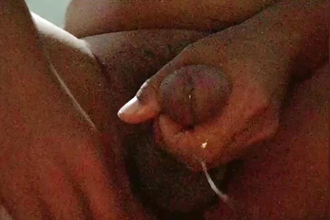 Sperma mi je masturbirala penis i patlidžan mi je ušao u šupak