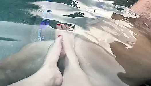 Footjob im pool mit unterwasser-abspritzen