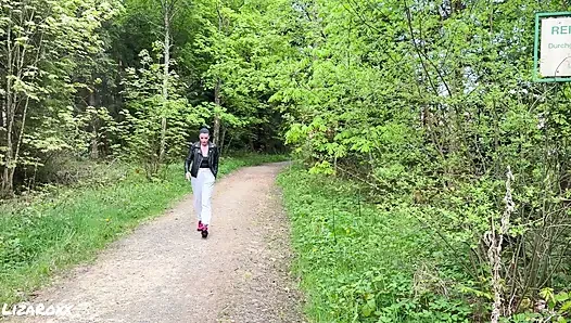 Pekerja stabil yang hot membawaku ke hutan... Cewek sange ini nyepong berisiko - pov