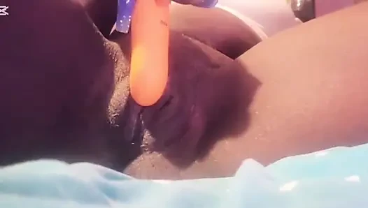 MILF Mia kommt vom strand zurück und masturbiert ihre muschi.