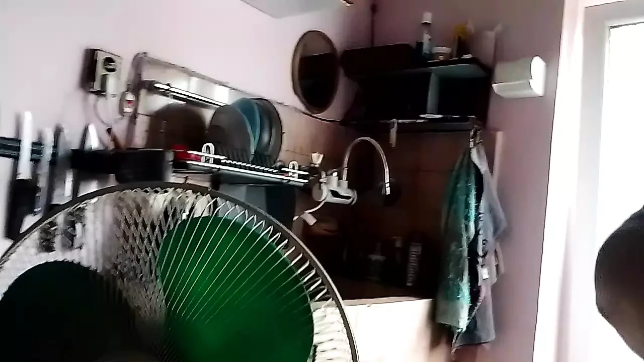 Ganv men stan dikha rahi hai