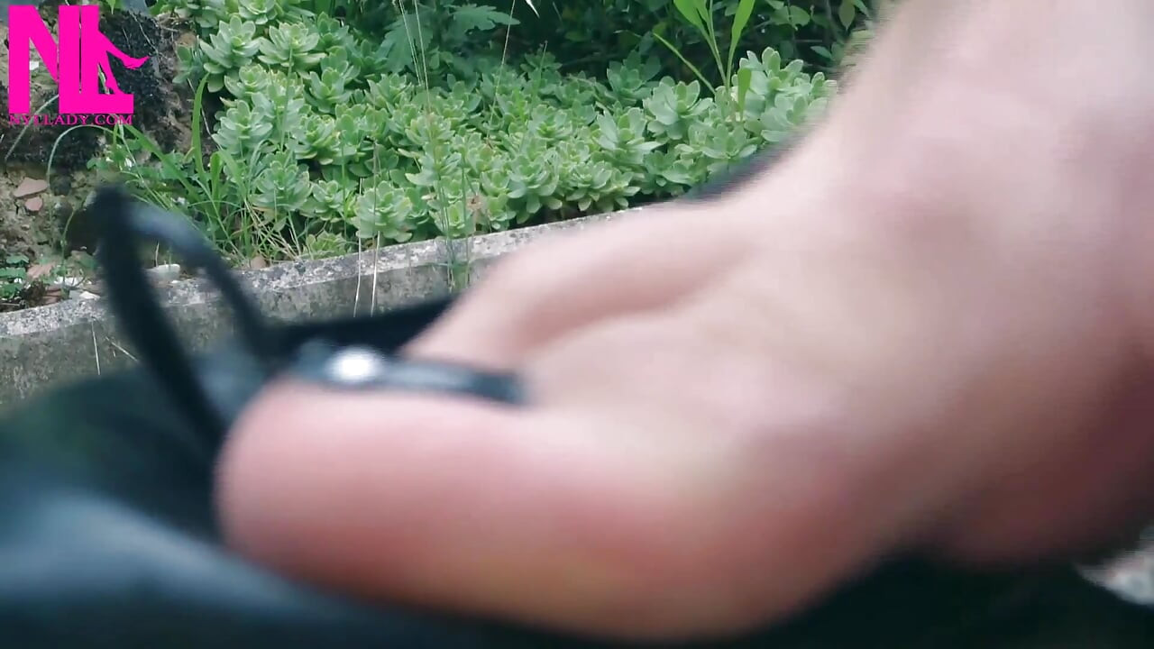 Juego de zapatos con pisos de cuero negro descalzo afuera