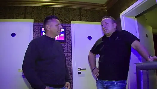 Tätowierte vollbusige deutsche MILf wird auf der swingerparty hart gefickt