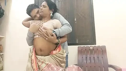 Netter Delhi IT-Professor, heißer sex mit studentin zu hause in Sari
