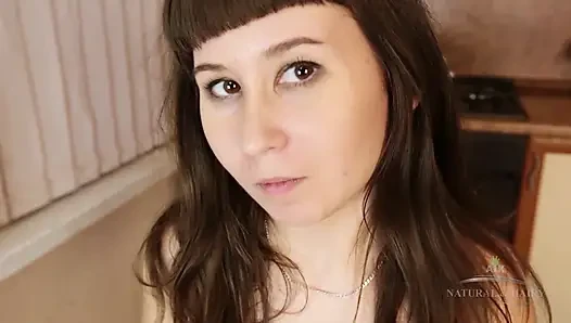 Esmer amatör Selesta mutfakta büyük göğüslerini gösteriyor ve kıllı amını ve götünü ovuyor.