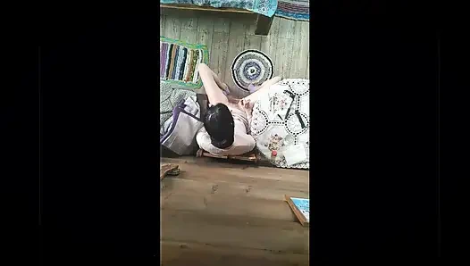 Деревенская девушка красиво вытягивает свою волосатую киску под красивую музыку