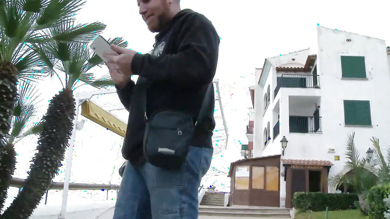 Μια ξανθιά γαμιέται άγρια από κώλο από έναν σκληρό άντρα στο δάσος