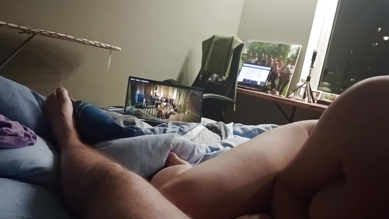 Que peitos! Boquete enquanto assiste um filme