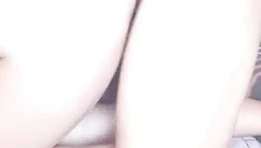 Üvey anne boş dairenin oturma odasında