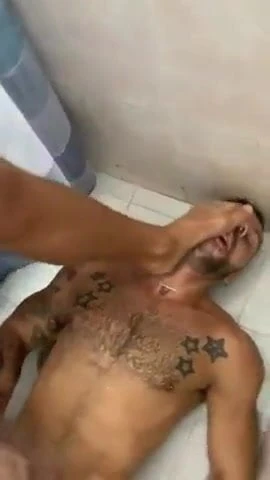 dale, yo encerrado en la ducha