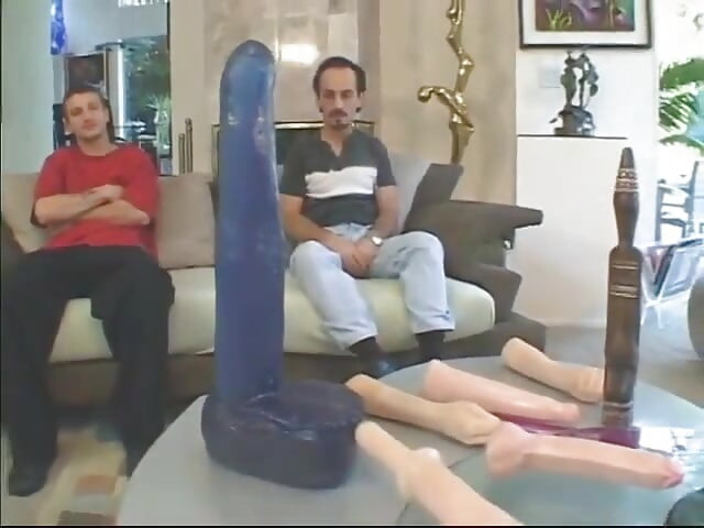 이 어두운 머리 섹스 갈망 창녀의 세 구멍을 모두 부러 뜨리는 두 명의 잘 걸린 남자