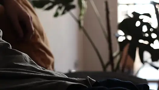 Геймерша с большой задницей играет в жаркий летний день