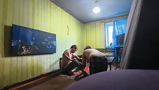 Kamera arkası, kesilmemiş. Yeni bir seks yatağı inşa ediyoruz