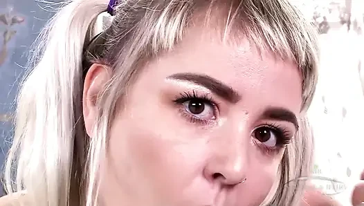 Wolfie si cewek nakal ini lagi asik muasin memek berbulunya pakai mainan seks warna merah muda - close up