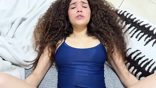 Güzel kıvırcık saçlı üvey kız kardeşim yarağımı emmek için ısrar ediyor ve sonra beni çaresizce sikiyor