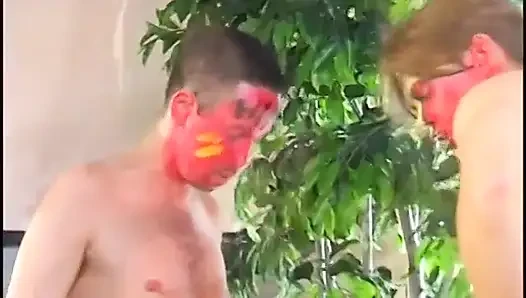 Wilde college-studentinnen-party mit schätzchen, die jeden schwanz lutschen