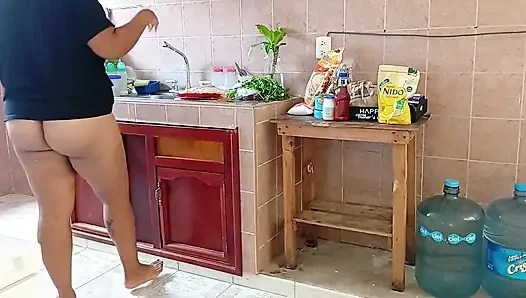 Ibu tiri gemuk lagi bersih-bersih dapur