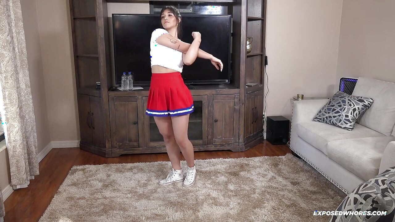 Napalona cheerleaderka zostaje zerżnięta i usta pełne spermy