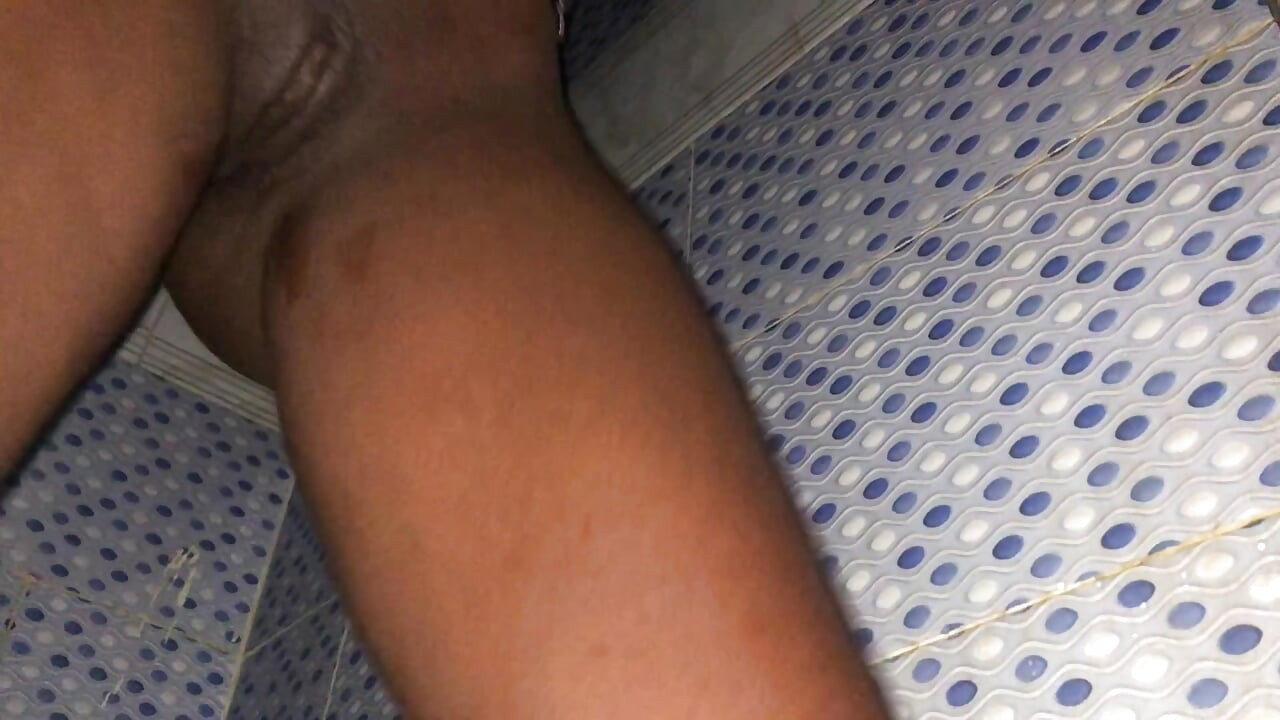 Eboni Afrika seksi mengusik pepek basah dalam pemandangan muka awak dari Bilik Air Tarian Seksi Bellow