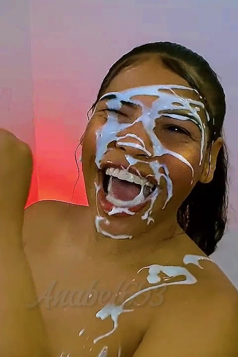 Συλλογή με σε χαριτωμένη μελαχρινή