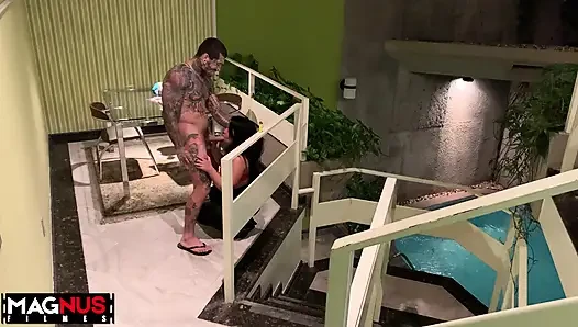Büyük götlü kısa kız dövmeli bir adamla seks yapıyor.
