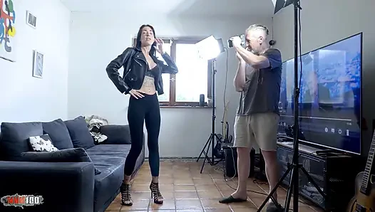 Büyük memeli sıska orta yaşlı seksi kadın Silvia Preslar yumuşak fotoğraf çekiminde kanepede Terry Kemaco'yu emiyor ve fışkırtarak sert amcık sikişine dönüyor