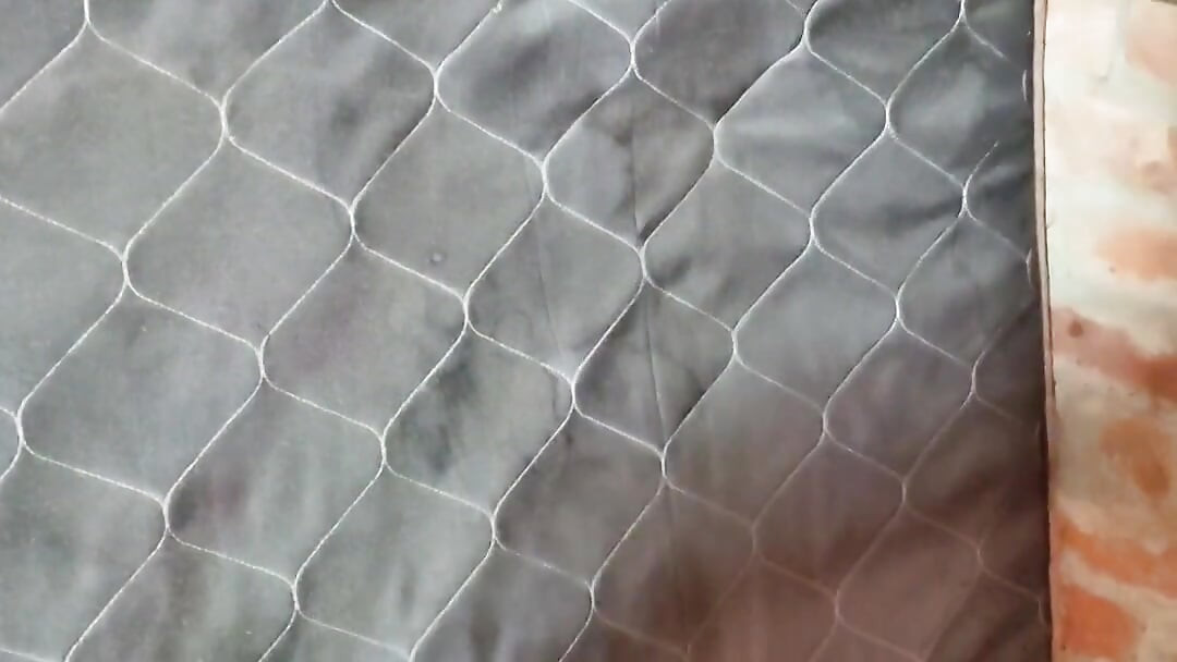 Um garoto foi pego se masturbando em sua antiga casa.
