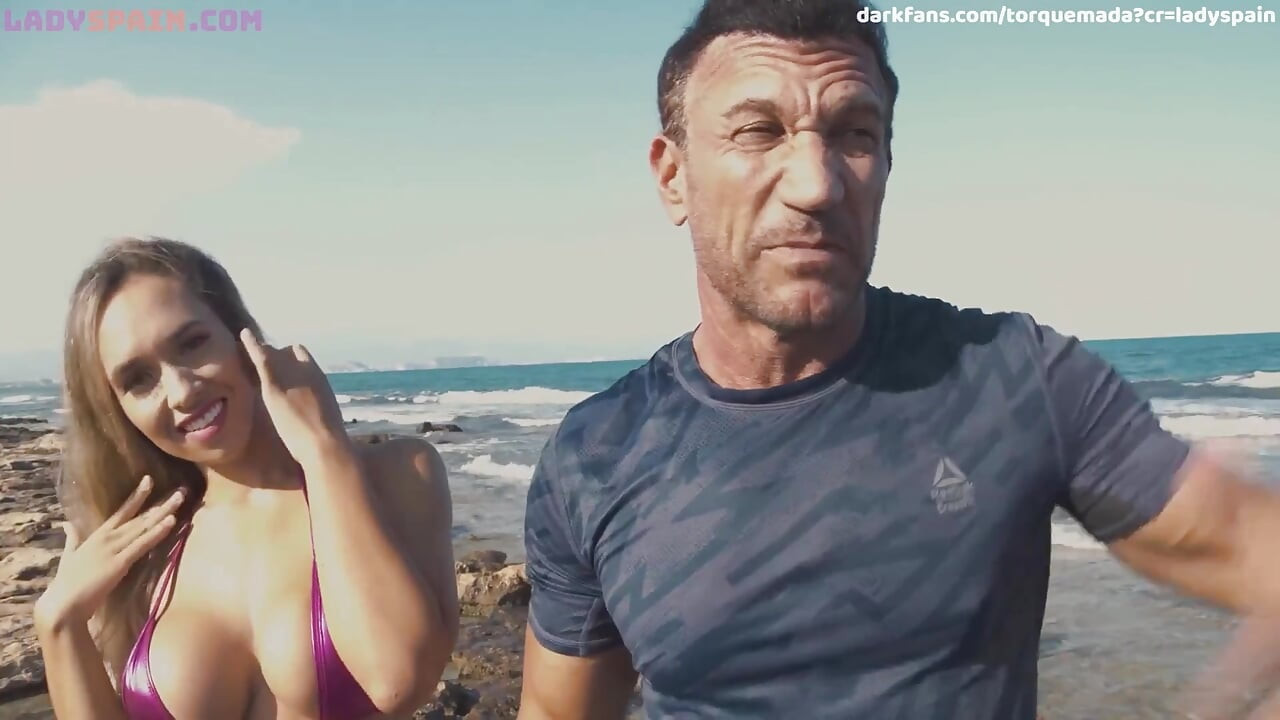 Brianna i Marco Banderas uprawiają seks na plaży na oczach wielu gapiów, pozwalając kilku z nich dołączyć