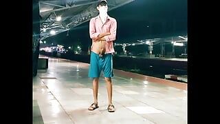 Esfregando pau na estação ferroviária pública