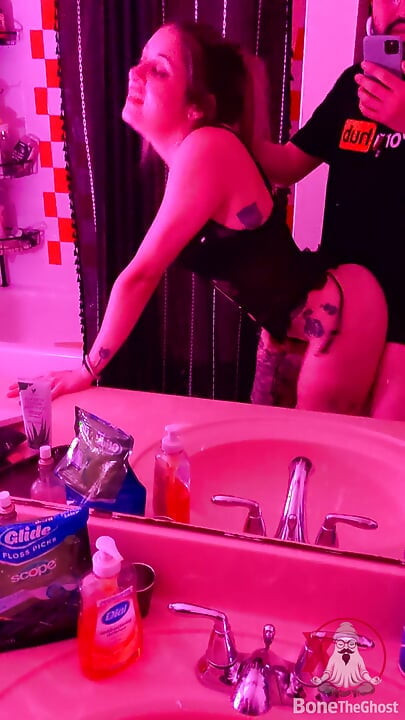 Fodendo minha amiga milf em frente ao espelho