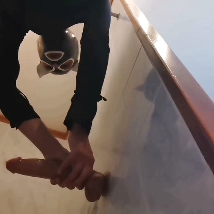 বড় অ্যানাল টয় দিয়ে খেলা