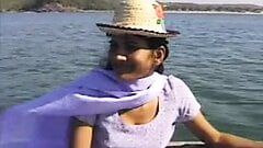 来自果阿的印度业余宝贝在海滩被旅行者性交